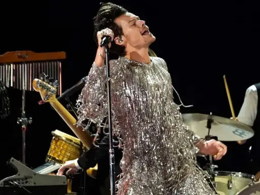 Harry Styles i sin glittriga outfit på scen i Stockholm, sjungandes med passion.