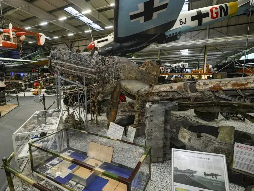 Ausgestelltes Wrack eines Junkers Ju 87 Stuka Flugzeugs, das im Museum ausgestellt ist.