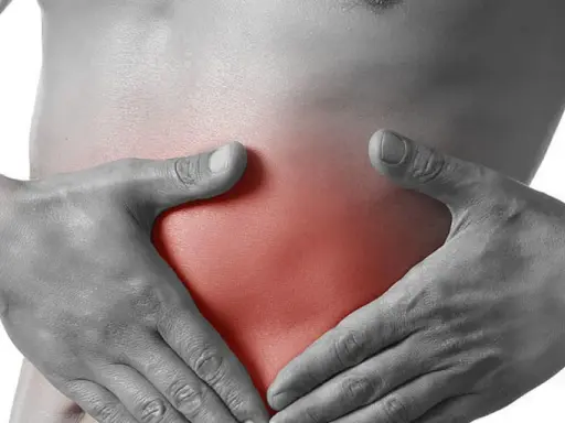 Hände umfassen den Bauch, wo ein roter Bereich auf **Seitenstechen links** hinweist.