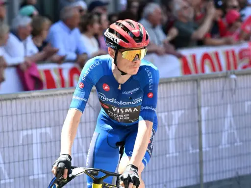 Radfahrer in blauer Teamkleidung mit gelber Brille, bereit für die Giro Etappe 16.