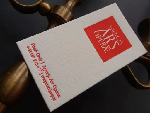 Wizytówka Agencji Ars Operae z logo i danymi kontaktowymi, wykonana eleganckim drukiem typograficznym.