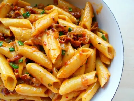 Penne w kremowym sosie z suszonymi pomidorami i szczypiorkiem. Pyszne danie, które zachwyci każdego smakosza makaronu.