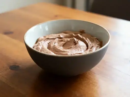 Un bol de ganache Nutella mascarpone onctueuse, prête à être dégustée. Une recette facile pour un dessert gourmand.