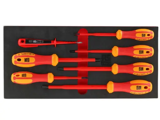 Conjunto de varios tipos de destornilladores aislados, con mangos rojos y amarillos, listos para cualquier trabajo eléctrico.