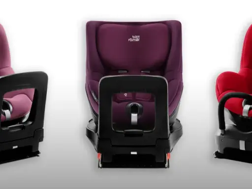 Trzy foteliki Britax Romer Dualfix w kolorach różowym, fioletowym i czerwonym, prezentujące różne kąty widzenia.