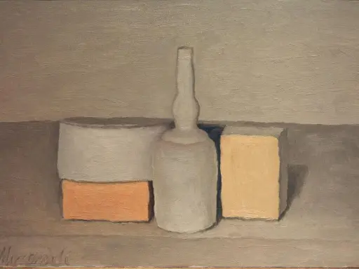 Nature morte dans le style de Caravage : une bouteille blanche, un cylindre gris et une brique orange sur une étagère.