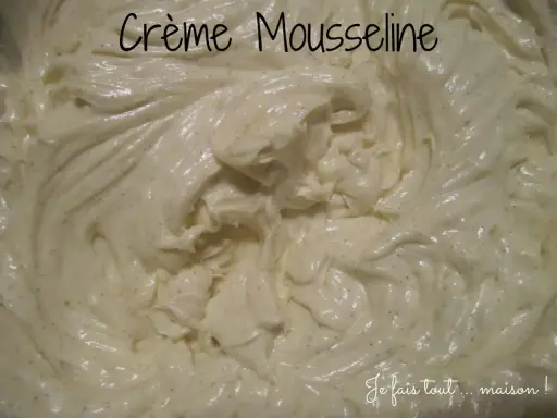 Crème mousseline vanille, onctueuse et parsemée de points de vanille, prête à garnir vos desserts maison.