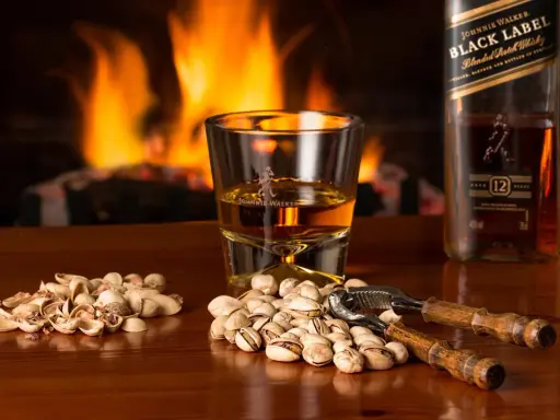 Chłodzenie whisky: Czy to profanacja? Jak pić z głową?