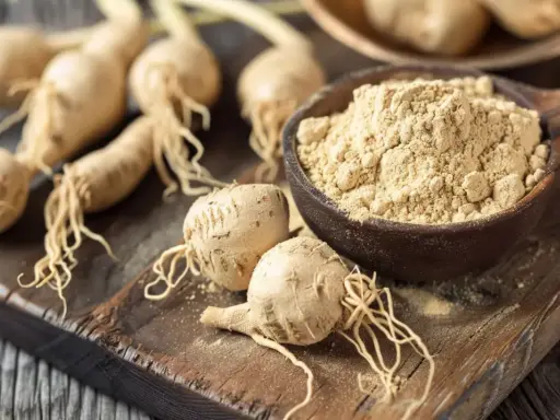 Korzeń maca i proszek na drewnianej desce. Odkryj niezwykłe maca właściwości tego superfoods, cenionego za energię i witalność.
