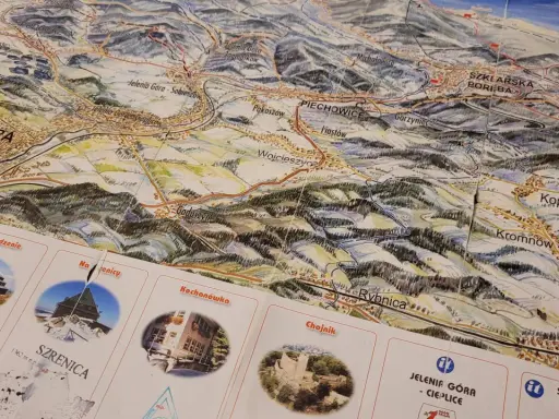 Mapa turystyczna Karkonoszy z zaznaczonymi miejscowościami, w tym Szklarska Poręba, oraz zdjęciami atrakcji.