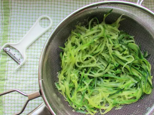 Makaron z cukinii: Jak gotować, by nie był wodnisty?