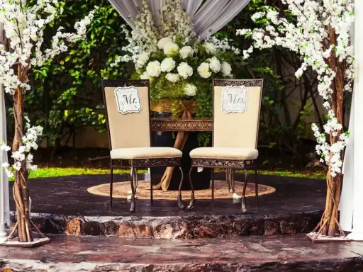 Dwa krzesła z napisami "Mr." i "Mrs." czekają na parę. Romantyczna sceneria, jak na ślub bez zapowiedzi.