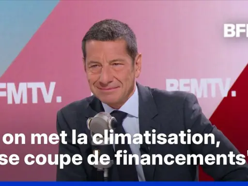 Un homme en costume parle dans un micro, avec le texte "Si on met la climatisation, on se coupe de financements" affiché. Une réflexion sur les enjeux financiers actuels.