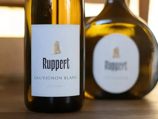 Zwei Flaschen Ruppert Sauvignon Blanc Réserve stehen nebeneinander.