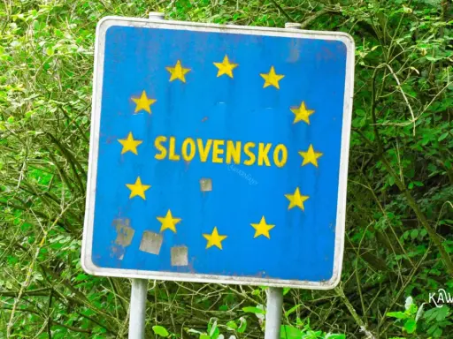 Flaga Słowacji: Poznaj jej herb i odróżnij od Rosji i Słowenii!