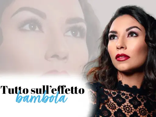 Un trucco per ciglia che dona uno sguardo da bambola. Labbra rosse e un abito di pizzo completano il look.