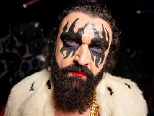 Hank von Hell med dramatisk smink, skägg och en pälskrage.