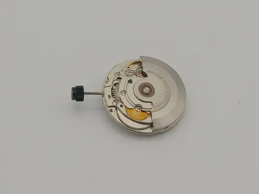 Movimento Sellita SW200, un meccanismo automatico svizzero con rotore e bilanciere visibili.