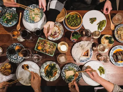 En middag med vänner där många små rätter delas. Här finns edamame, nudlar, krispiga majskolvar och en kötträtt. Ling long recensioner kan ge inspiration till nästa besök.