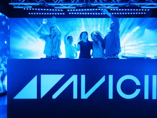 Glada besökare njuter av stämningen vid Avicii museum, med ljusshow och musik.
