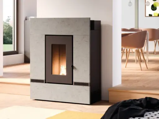 Poêle à granulés moderne, idéal pour une consommation d'énergie maîtrisée. Flammes visibles dans la chambre de combustion.
