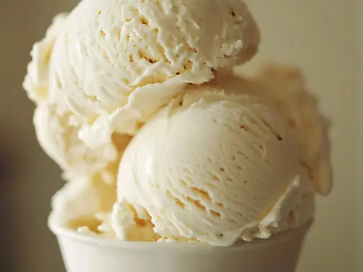 Cremiges Vanilleeis in einer Schale, perfekt für ein einfaches nicecream rezept.