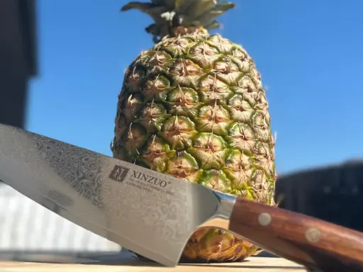 Ostrość noża XINZUO i dojrzały ananas zapowiadają, jak pokroić ananasa.