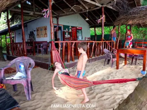 Niños disfrutan de una hamaca en una playa de Sri Lanka. Un paraíso tropical para familias.