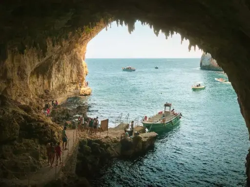 Grotta della Poesia, Castro Marina: sentiero panoramico e barche in mare. Cosa vedere in questo luogo magico.