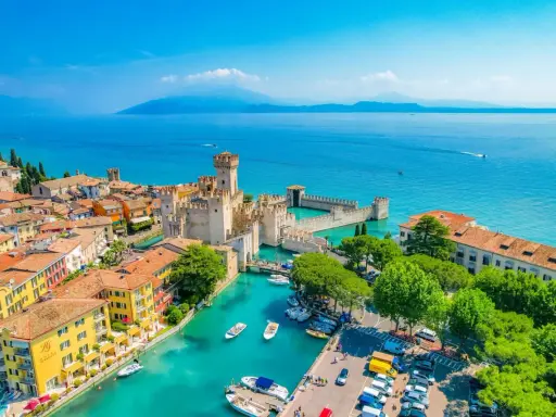 Un perfetto weekend sul lago di Como: castello medievale, acque cristalline e case colorate.