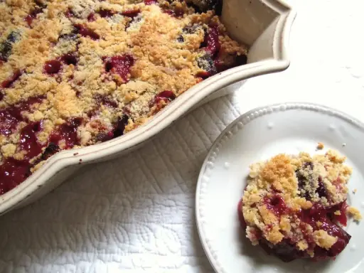 Un délicieux crumble aux quetsches, croustillant et fruité, prêt à être dégusté. Une recette simple et gourmande.