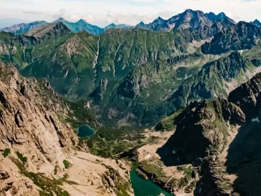 Majestatyczne Tatry, skaliste zbocza i zielone doliny. Jak się przygotować na taką wyprawę?