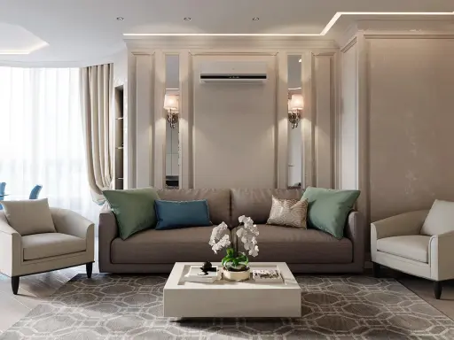 Soggiorno elegante con divano marrone, poltrone beige e tavolino bianco. Un perfetto esempio di arredamento contemporaneo chic.