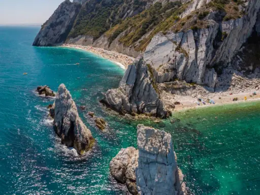 Scogliere bianche e mare turchese, una spiaggia affollata e kayak: ecco cosa vedere a Civitanova Marche per una vacanza indimenticabile.