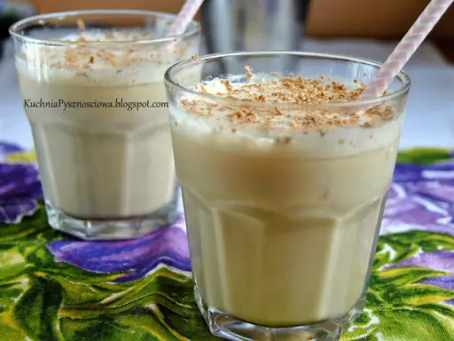 Dwa szklanki kremowego koktajlu z bitą śmietaną i posypką czekoladową. Idealny pomysł na to, **baileys z czym pić**!