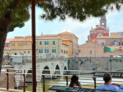 Ponte di Tiberio e palazzi colorati a Rimini, un'ottima idea per le cose da fare in città.