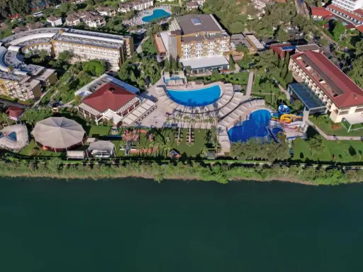 Marvida Family Eco Resort: rozległy kompleks z basenami, zjeżdżalniami i terenami zielonymi nad jeziorem.