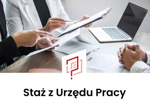Rozmowa kwalifikacyjna. Dwie osoby analizują dokumenty, obok laptop i CV. To szansa na staż z Urzędu Pracy.