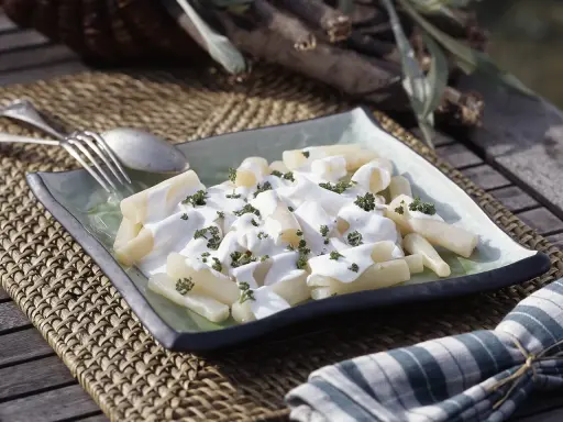 Scorsonère en sauce blanche, parsemée de persil. Un plat simple et savoureux, évoquant la culture de ce légume racine.
