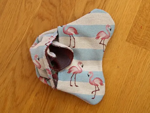 En grytlapp med flamingomönster, redo att sy.