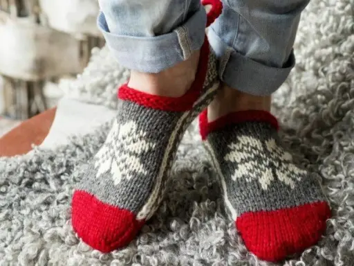Värmande tofflor med snöflingemönster, sticka tofflor på två stickor för mysiga hemmakvällar.