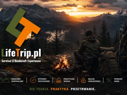 Człowiek siedzi przy ognisku w górach, ucząc się zasad survivalu. LifeTrip.pl - praktyka przetrwania.