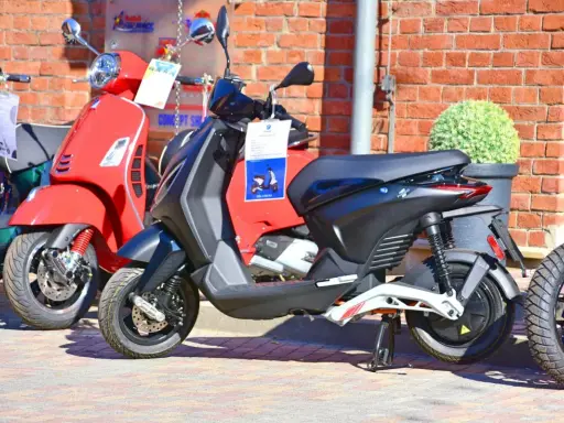Nowe skutery czekają na swojego właściciela. Umowa sprzedaży skutera to pierwszy krok do wolności na dwóch kółkach.
