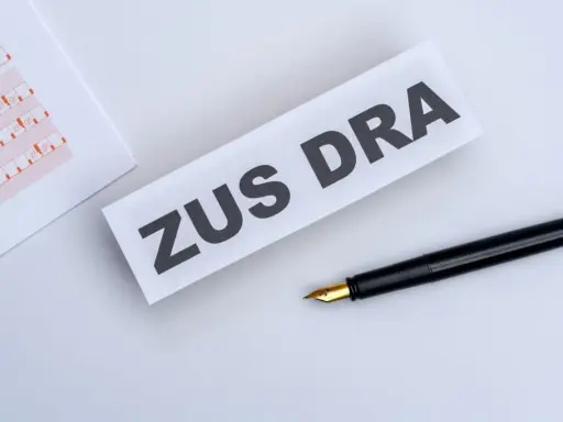 ZUS DRA na papierze, obok czarne pióro. Dokumenty do wypełnienia.