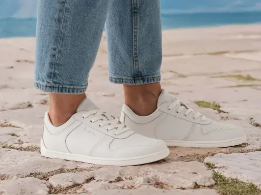 Scarpe bianche donna con jeans, perfette per un look casual da spiaggia. Scopri come abbinare le scarpe bianche donna per ogni occasione.