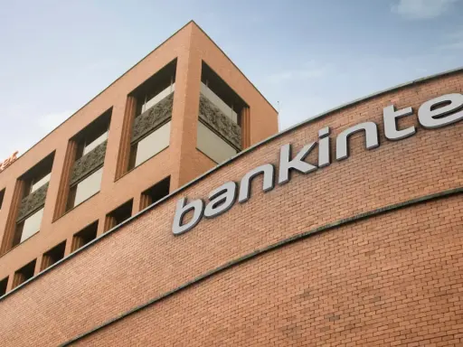 Edificio de ladrillo con el logo de Bankinter. Un símbolo de confianza para las Bankinter empresas.