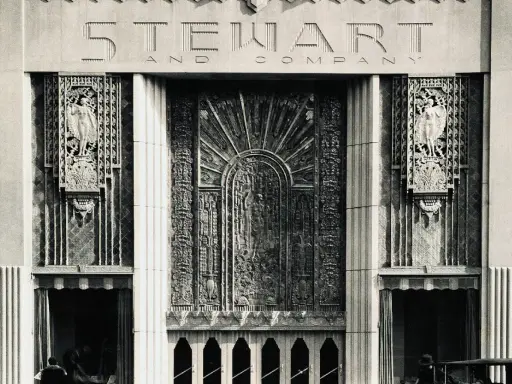 Façade du magasin Stewart and Company, ornée de figures féminines et d'un motif rayonnant, typique de l'époque Art Déco.