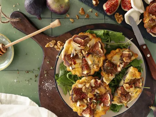 Herzhafte Feigen-Tartelettes mit Ziegenkäse und Walnüssen, ein köstliches Rezept für Feinschmecker.