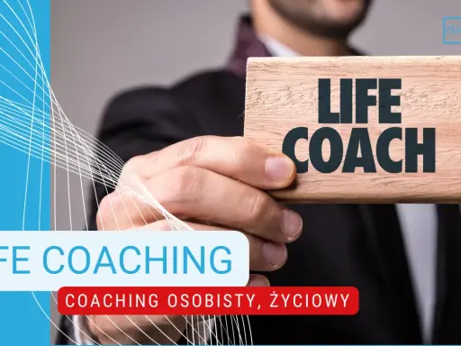 Mężczyzna trzyma tabliczkę z napisem "LIFE COACH". To ktoś, kto wspiera w rozwoju osobistym i życiowym.