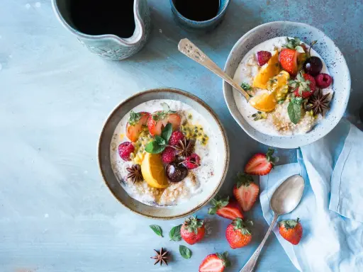 Desayuno saludable con avena, fresas, naranja y maracuyá. Ideal para una dieta foodmap.